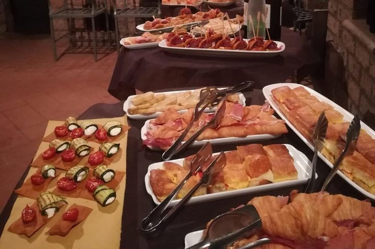 Aperitivo nelle famose grotte sotterranee di Orvieto — 4