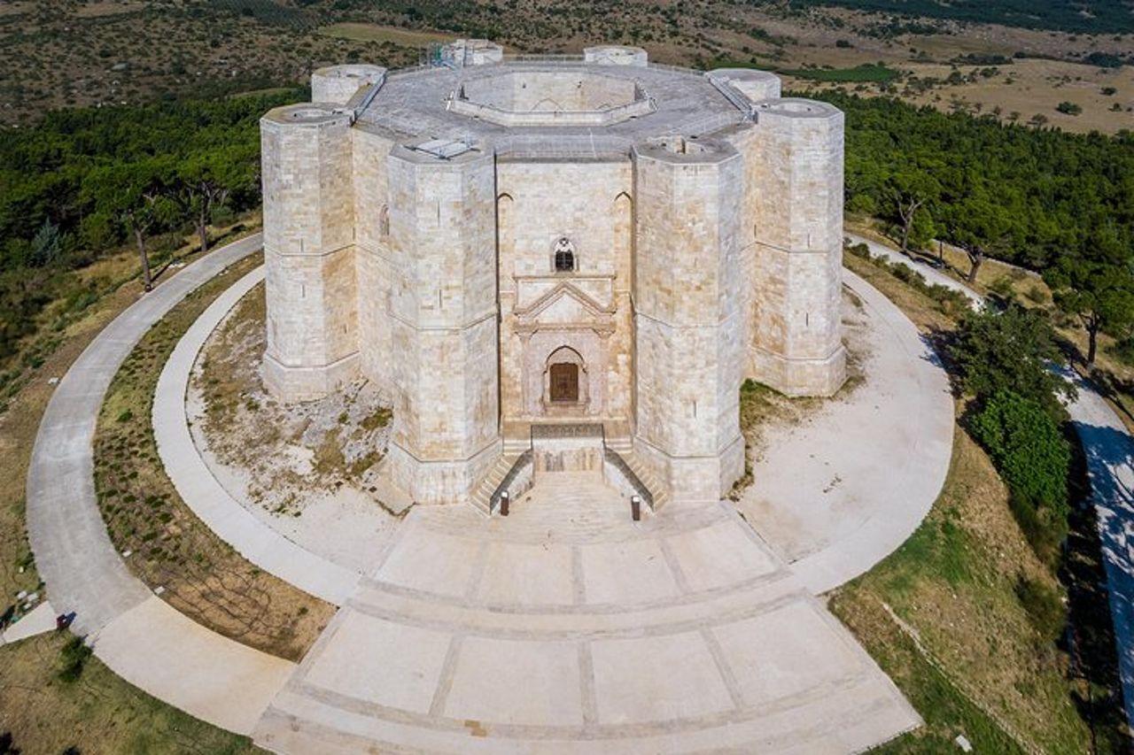 Tour di mezza giornata a Castel del Monte con partenza da Bari — 4