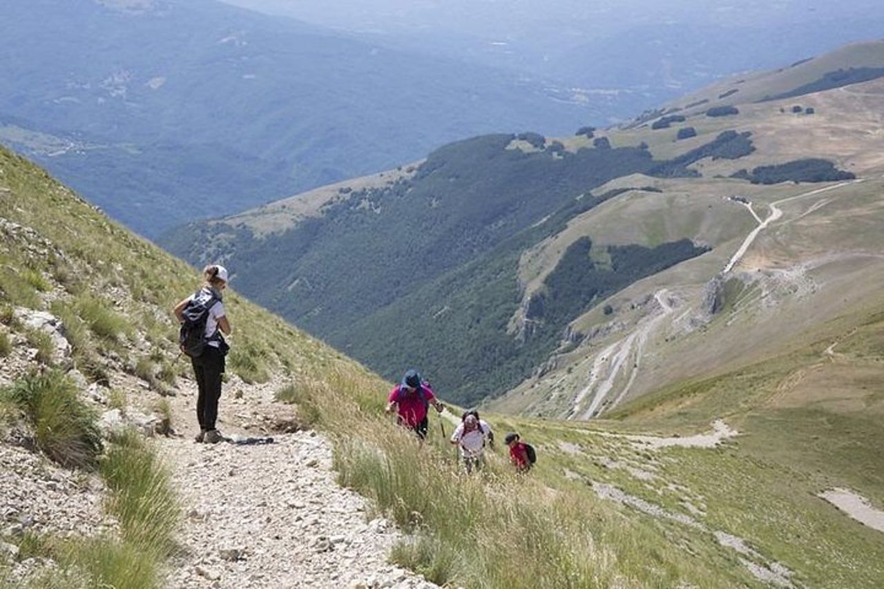 Trekking d'Autore: la Valle Glaciale del Lago di Pilato - Tour Privato — 2