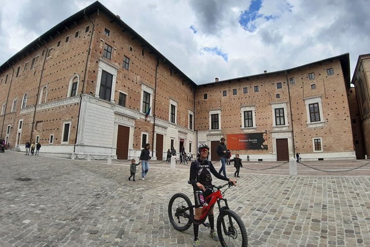 Tour nelle Marche di Raffaello Sanzio: Arte, Natura, Enogastronomia — 4