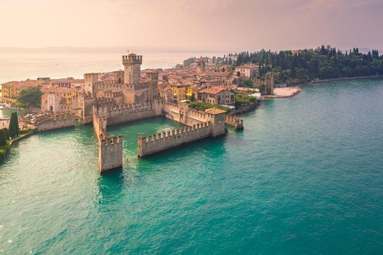 Tour in barca dei castelli con degustazione di vino Bardolino e stuzzichini — 2