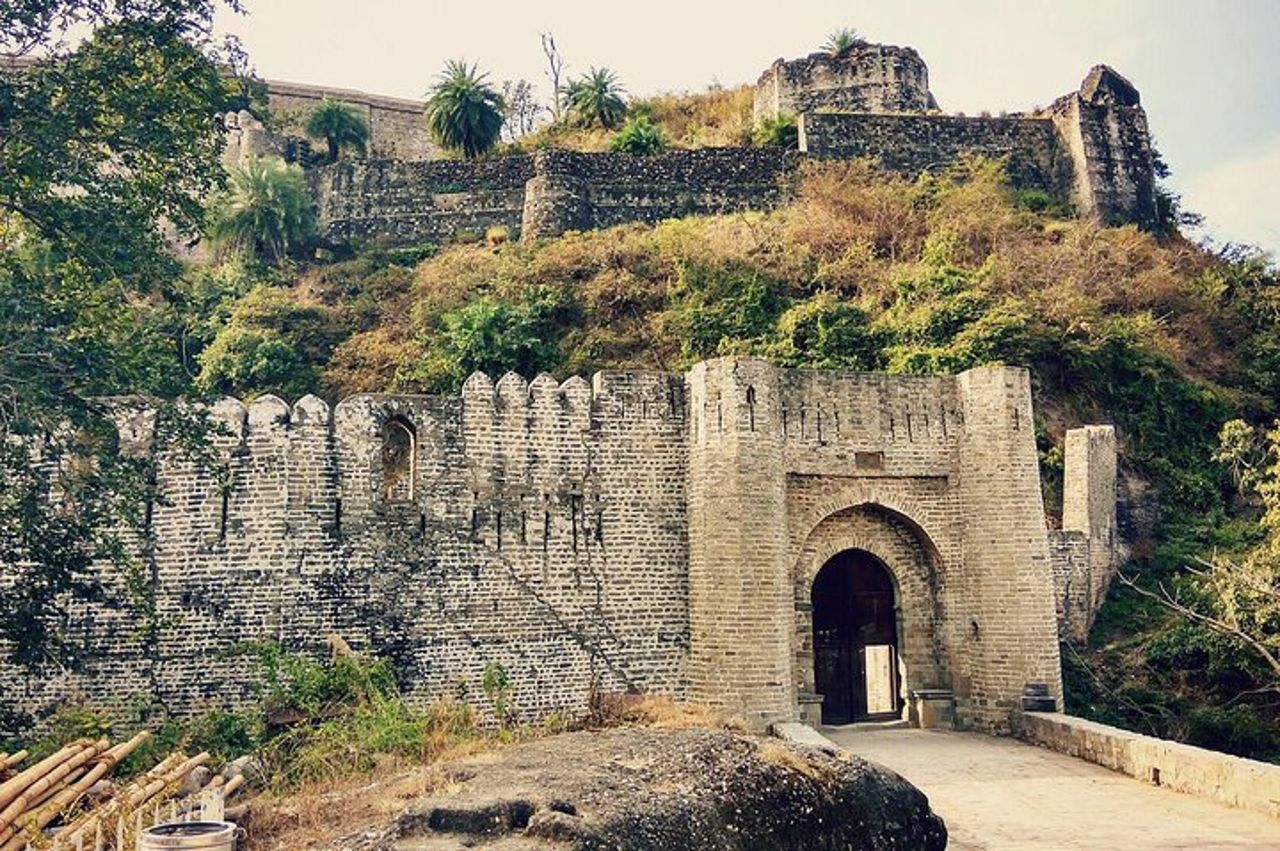 Tour storico tra cui il forte dell'Unesco Kangra e il tempio del taglio della roccia di Dharamshala — 5