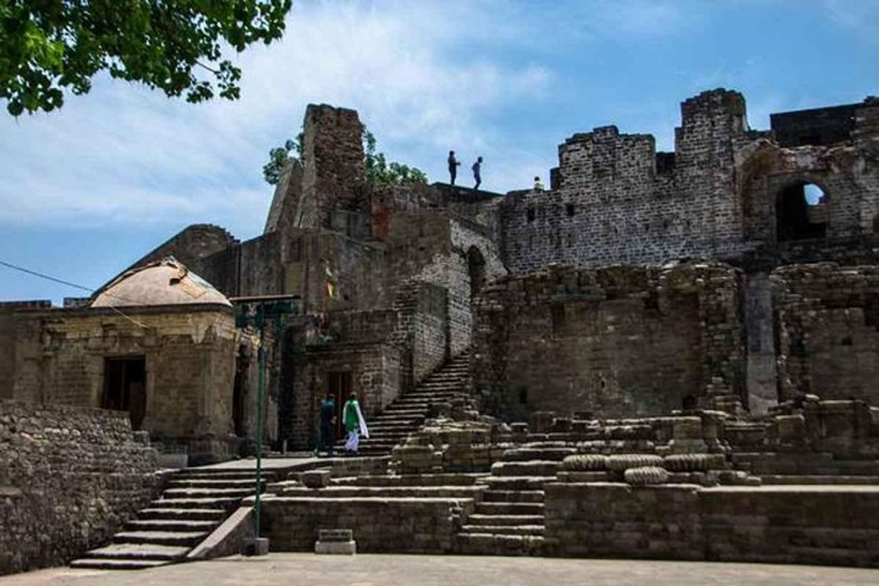 Tour storico tra cui il forte dell'Unesco Kangra e il tempio del taglio della roccia di Dharamshala — 7
