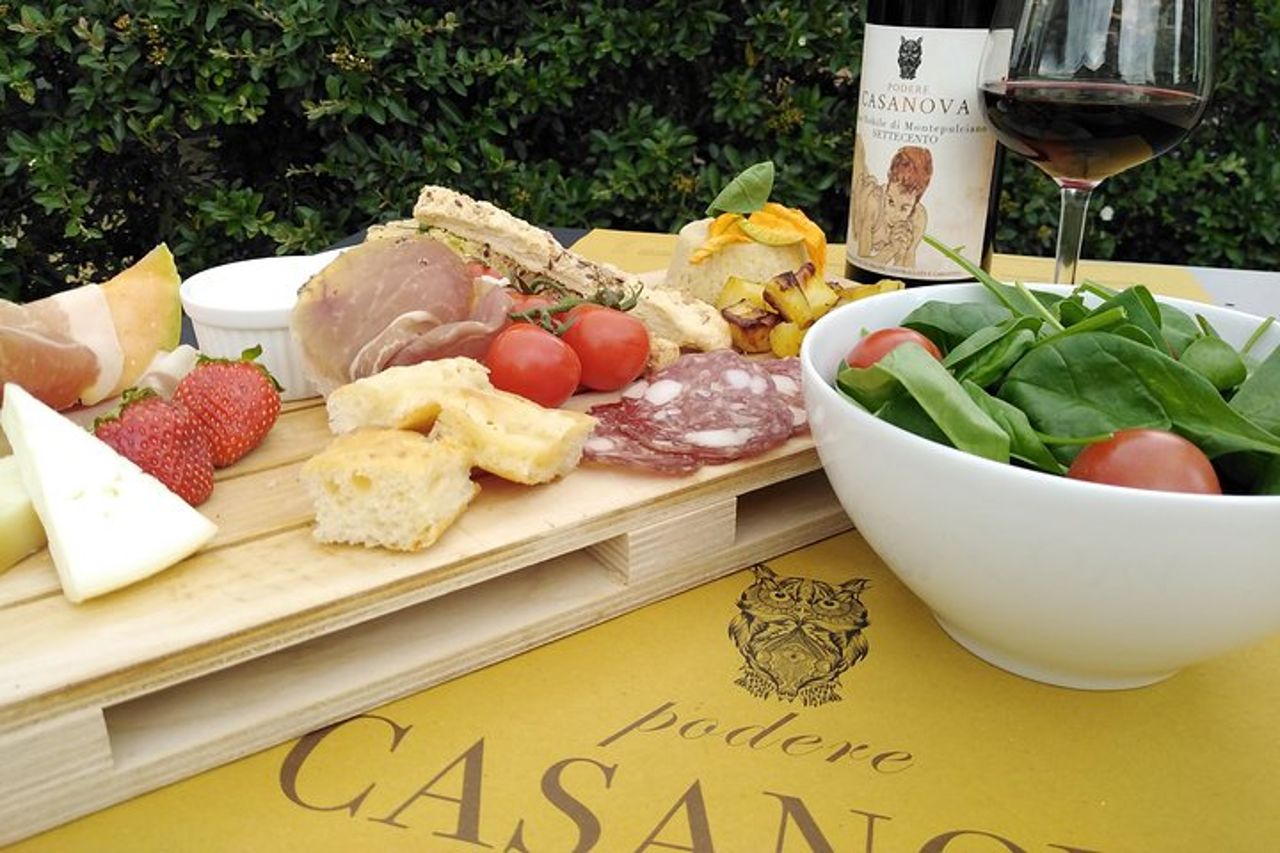 Assapora un menù con degustazione vini, nell'incanto del vigneto Casanova — 5
