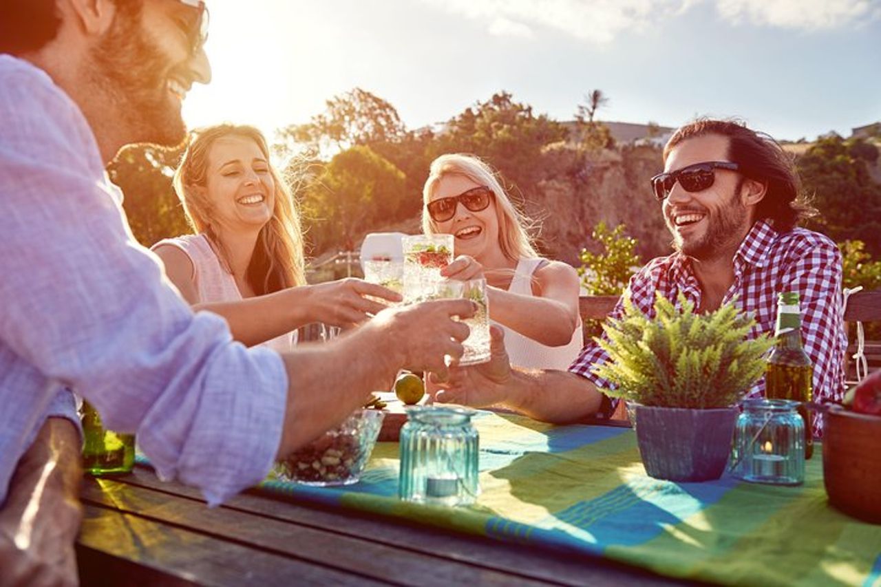 L'arte dell'aperitivo italiano con un locale: Impara e divertiti ad Asti
