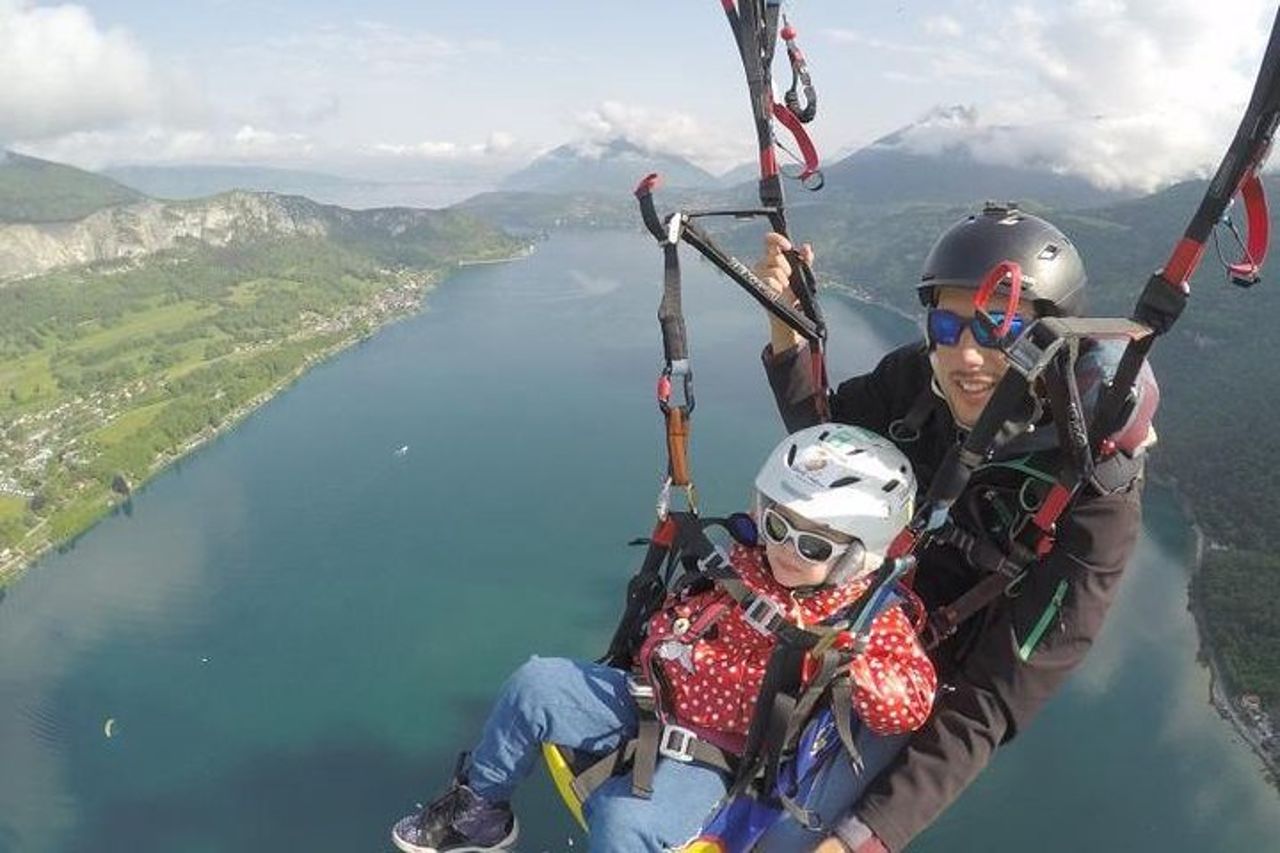 Sensazione di volo in parapendio sul magnifico lago di Annecy — 3