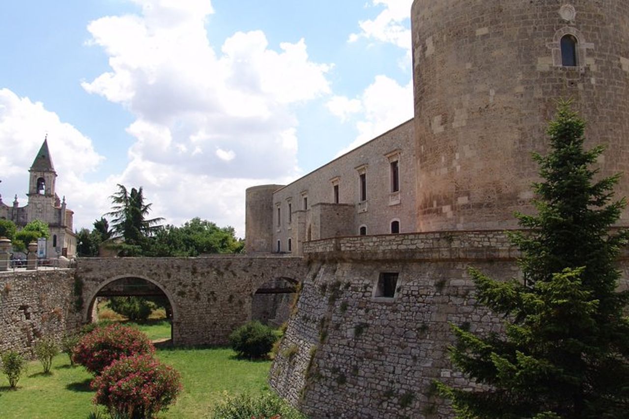Venosa, antica colonia romana e città del vino Aglianico — 5
