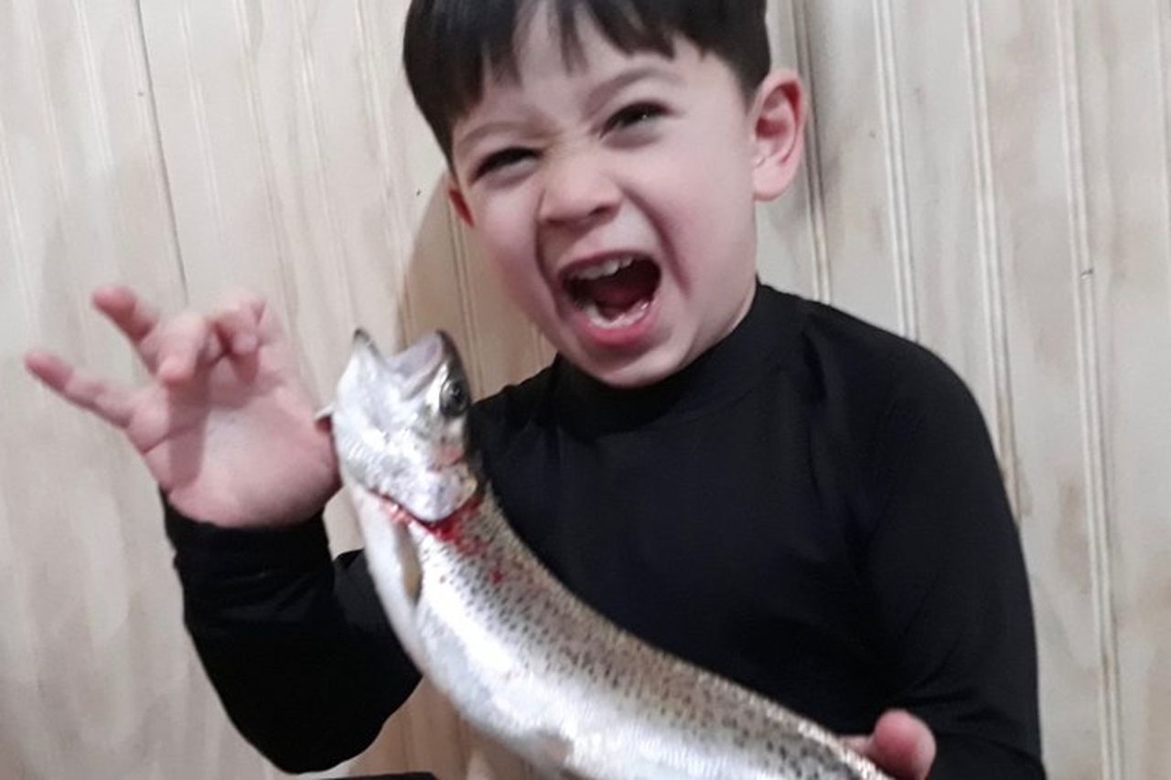 Spedizione di pesca sul ghiaccio a Fairbanks in una cabina riscaldata con grigliata di pesce — 7