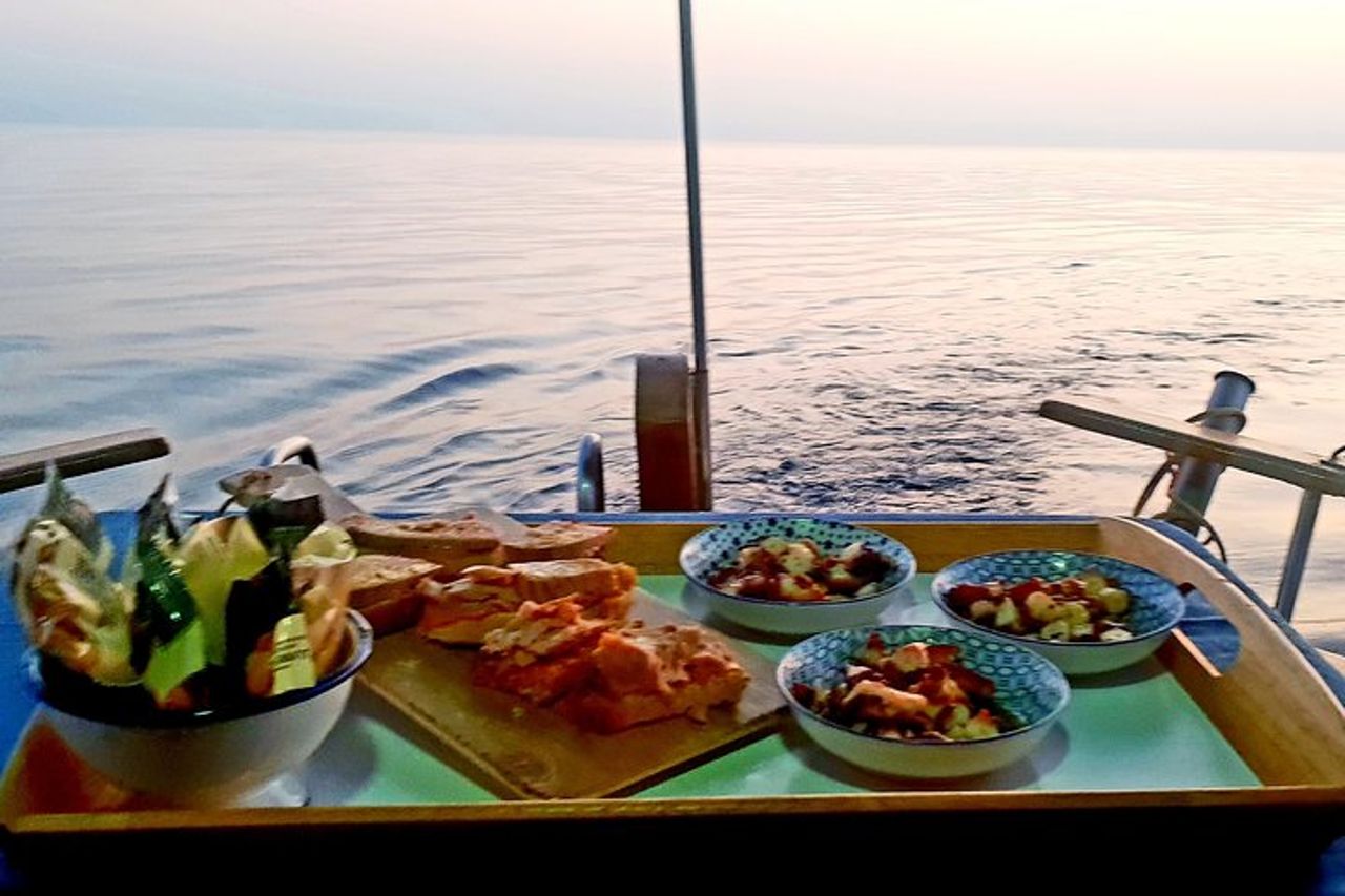 Gita in barca al tramonto + Bottiglia di Cava + Tapa di frutti di mare — 6