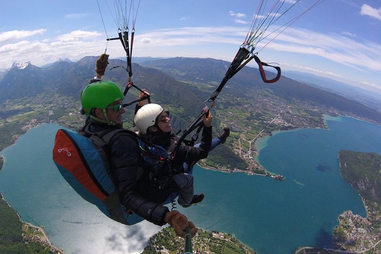 Sensazione di volo in parapendio sul magnifico lago di Annecy — 4