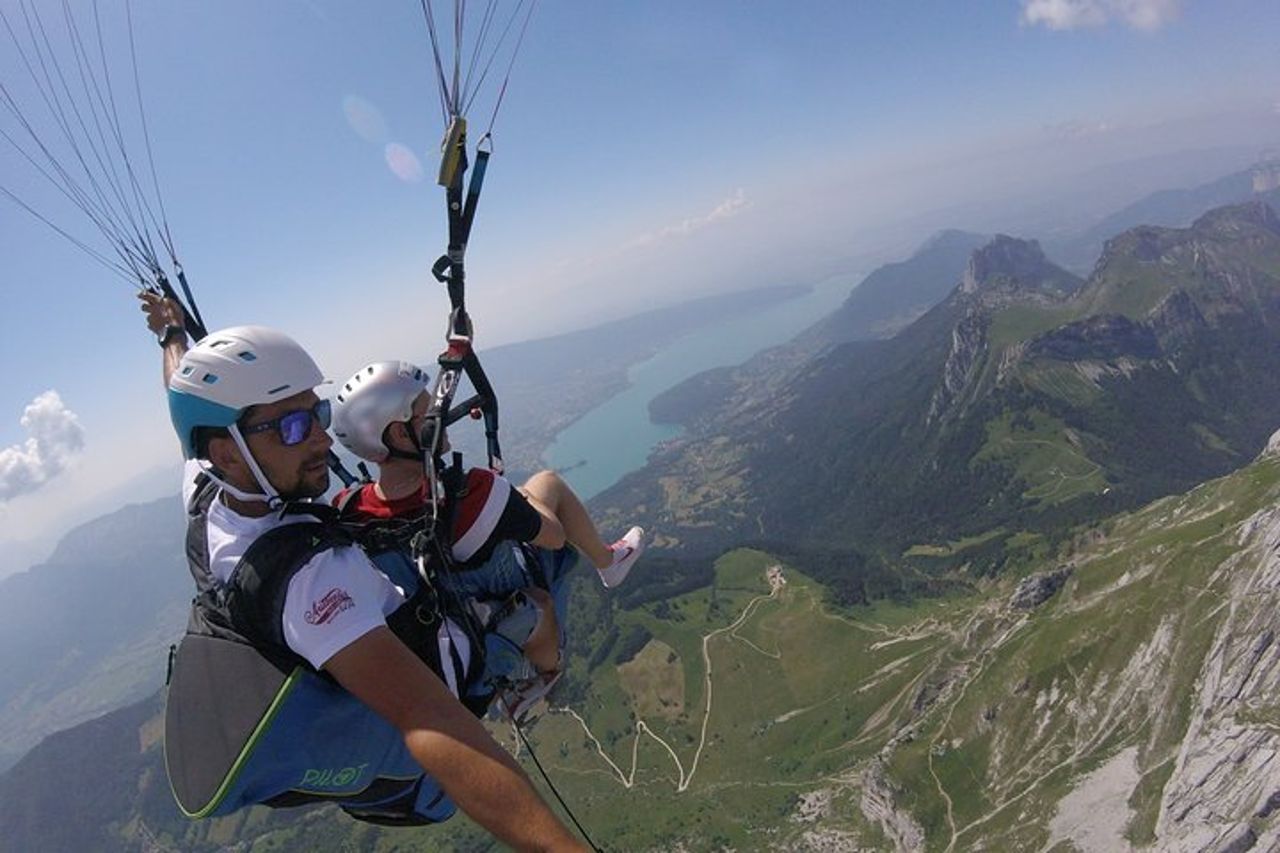 Sensazione di volo in parapendio sul magnifico lago di Annecy — 5