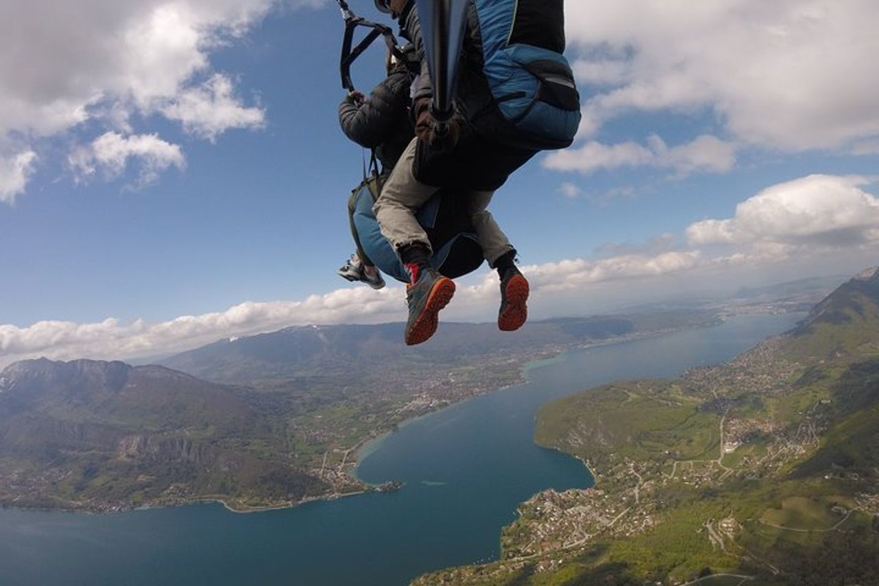 Sensazione di volo in parapendio sul magnifico lago di Annecy — 6