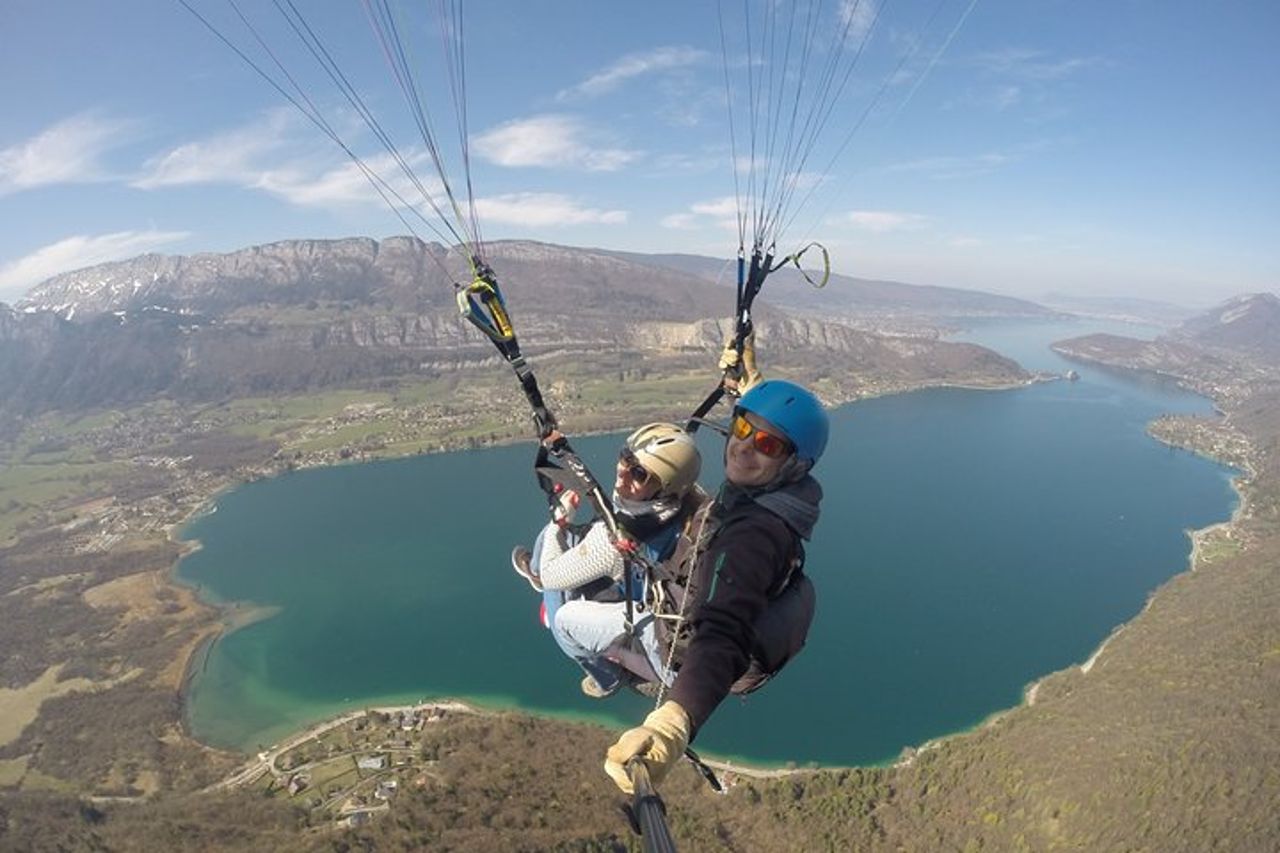 Sensazione di volo in parapendio sul magnifico lago di Annecy — 7