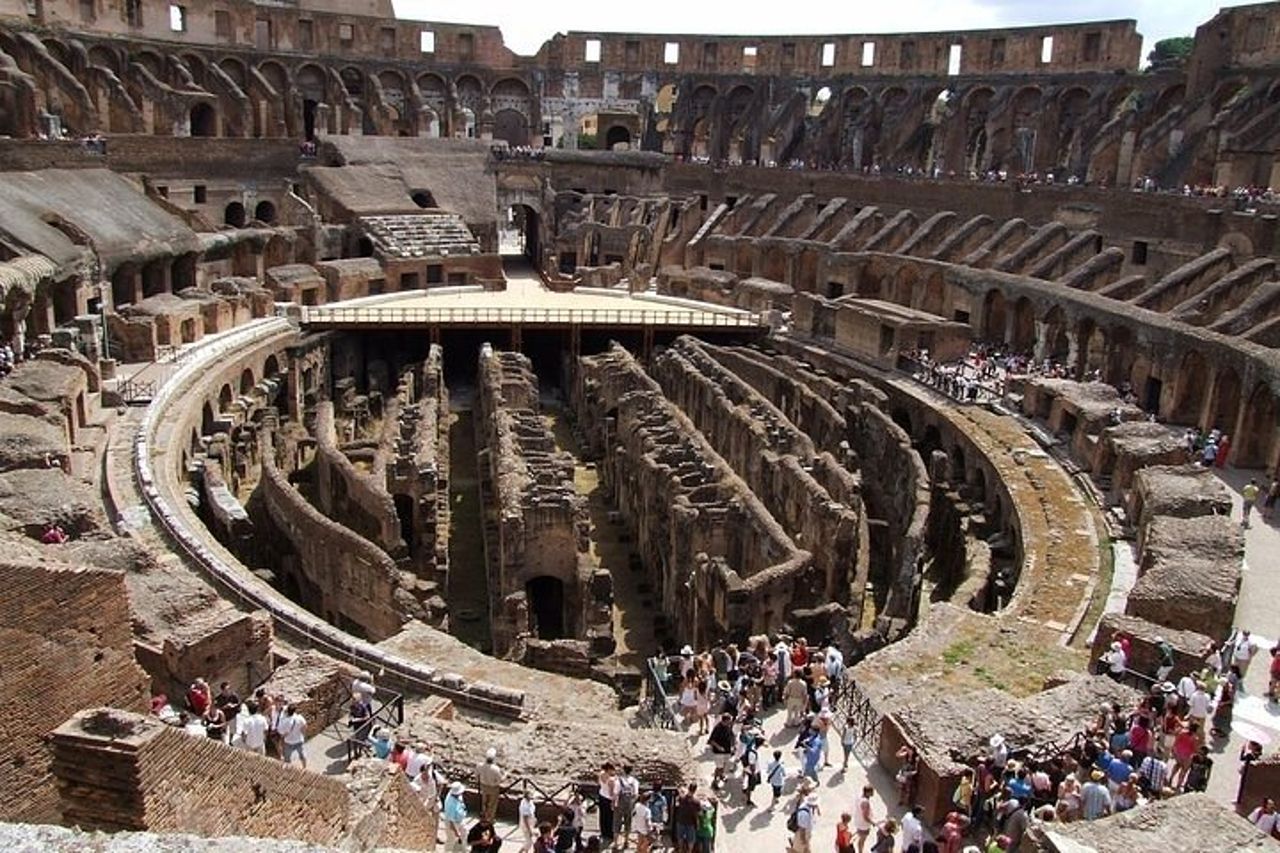 Tour privato del Colosseo con accesso all'Arena — 5