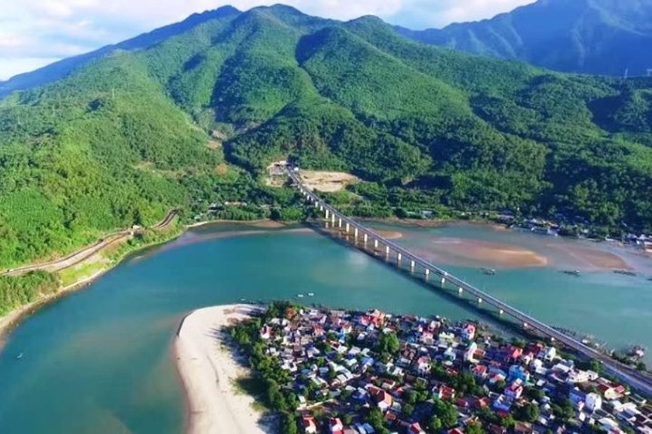 Auto privata Hoi An To Hue con autista che parla inglese — 7