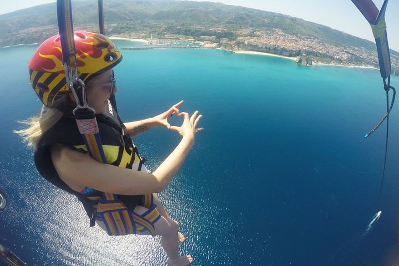 Volo Singolo di Parasailing a Tropea in Piccolo Gruppo