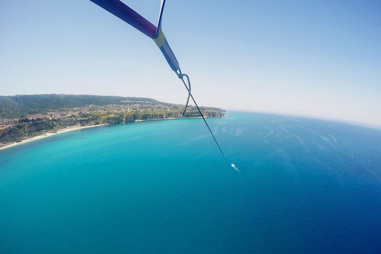 Volo Singolo di Parasailing a Tropea in Piccolo Gruppo — 2