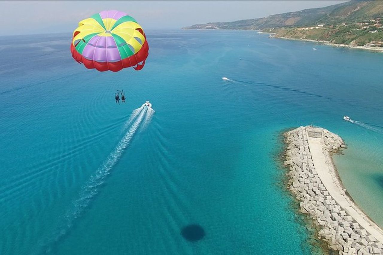 Volo Singolo di Parasailing a Tropea in Piccolo Gruppo — 3