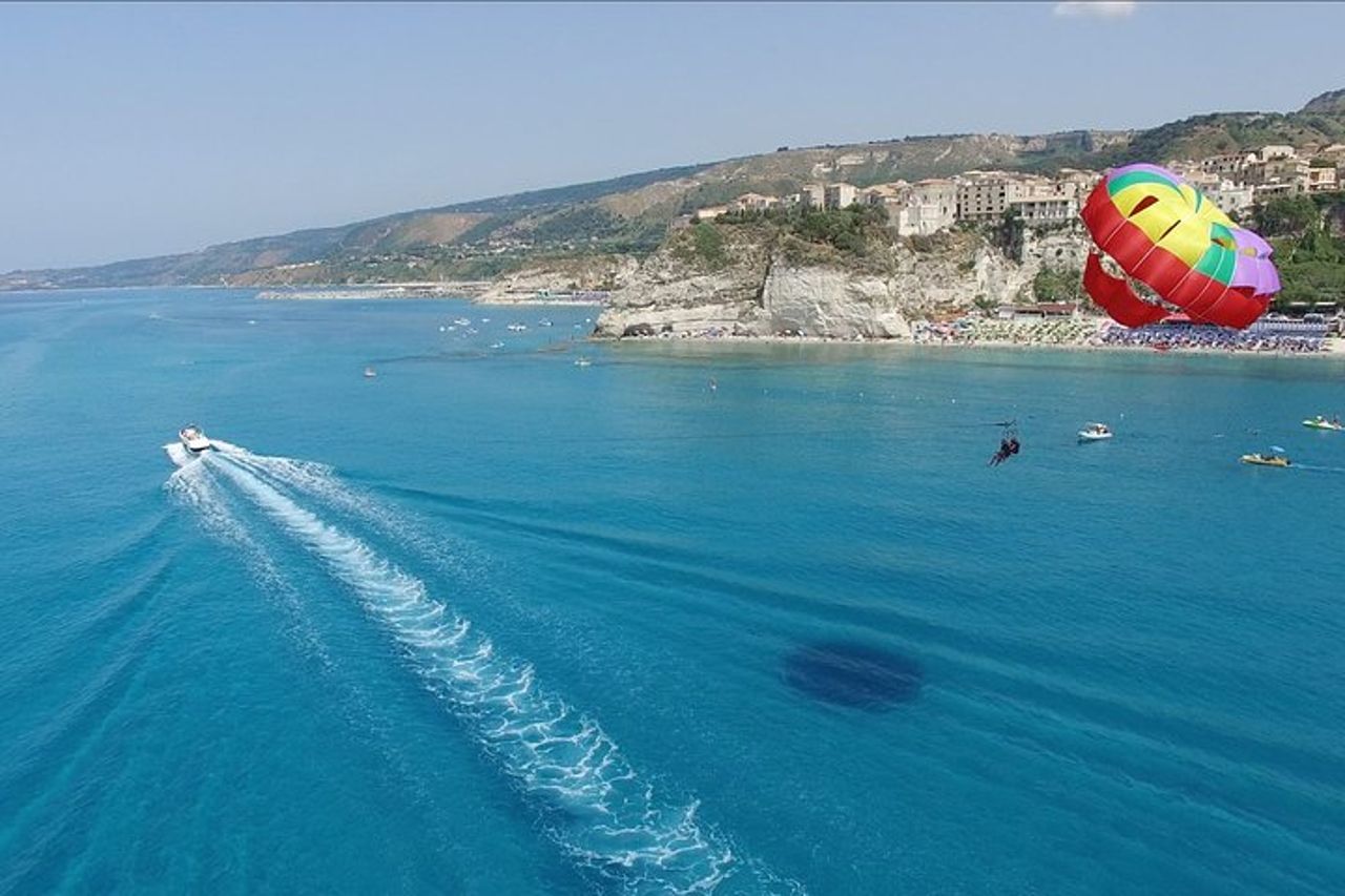 Volo Singolo di Parasailing a Tropea in Piccolo Gruppo — 4