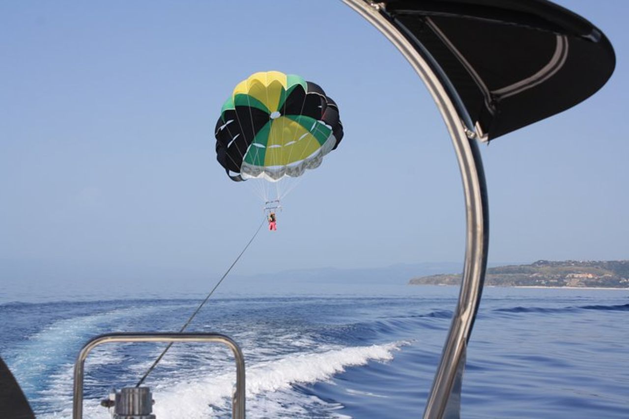 Volo Singolo di Parasailing a Tropea in Piccolo Gruppo — 5