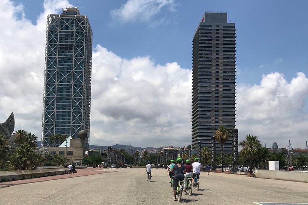 Tour guidato storico di Barcellona in E-bike — 5