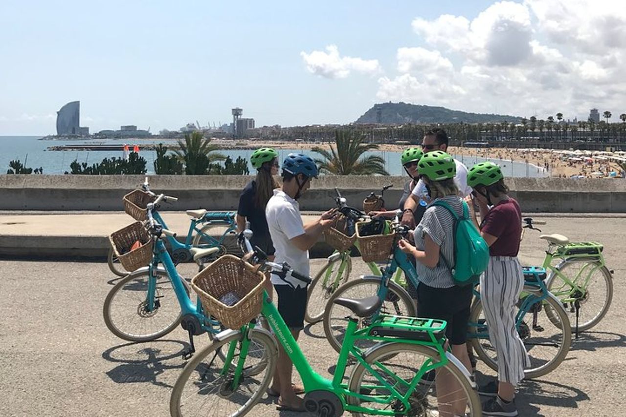 Tour guidato storico di Barcellona in E-bike — 6