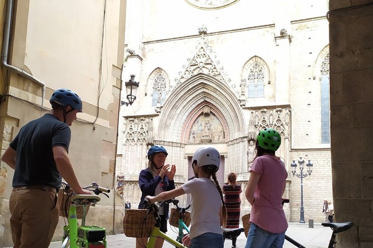 Tour guidato storico di Barcellona in E-bike — 7