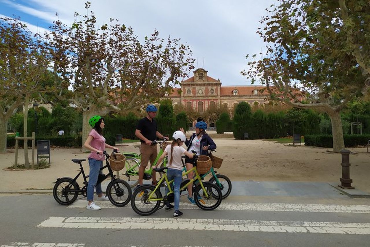 Tour guidato storico di Barcellona in E-bike — 4