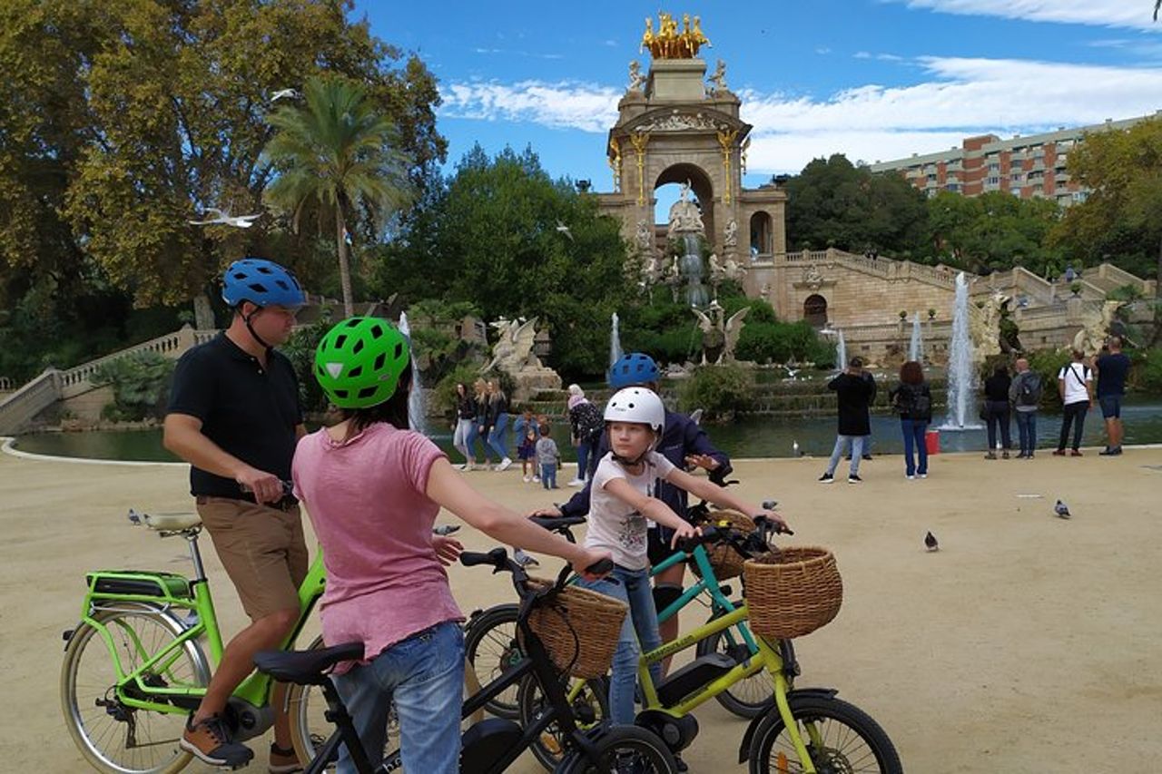 Tour guidato storico di Barcellona in E-bike — 8