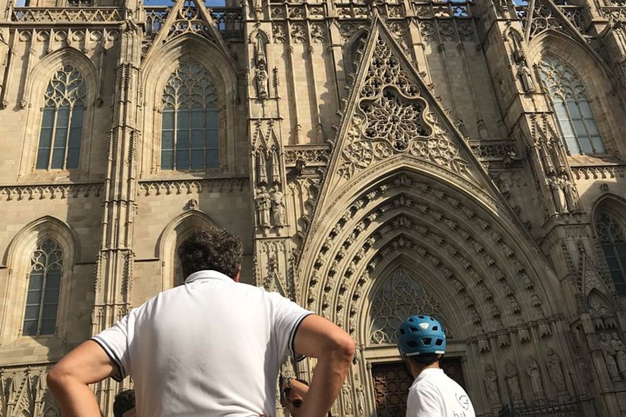 Tour guidato storico di Barcellona in E-bike — 9
