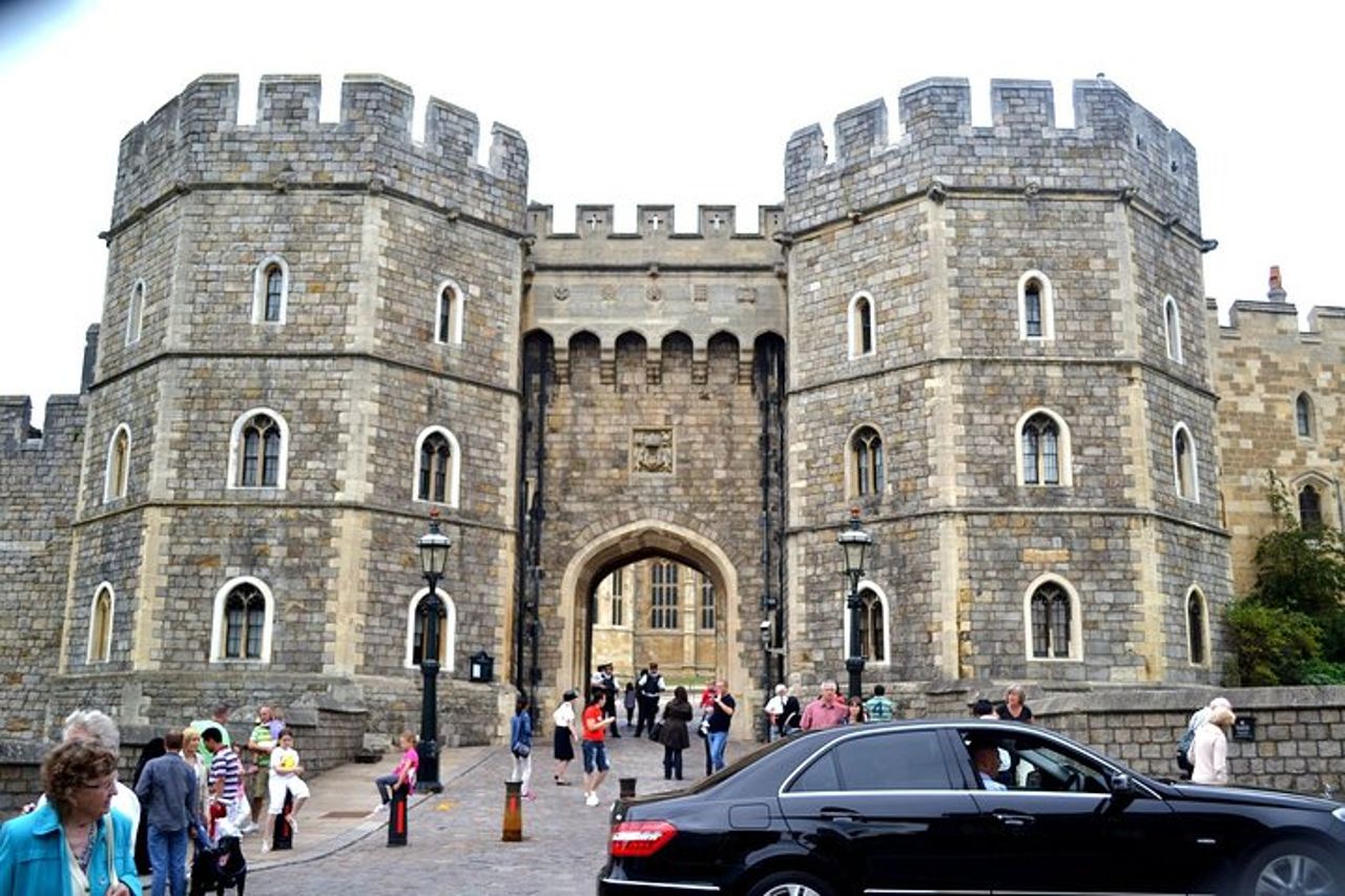 Windsor Castle e Hampton Court Palace, tour privato con pass d'ingresso — 4