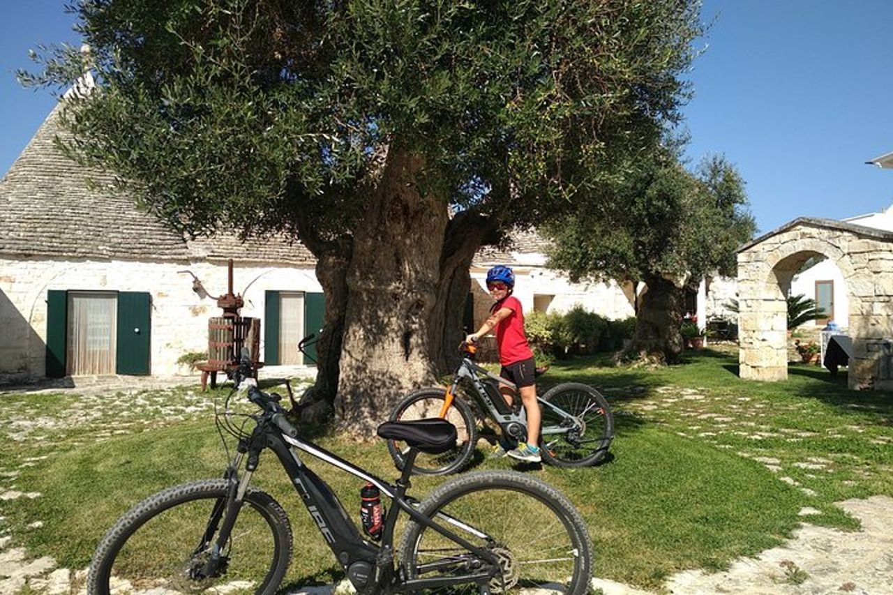 Family ebike tour in Valle d'Itria e degustazione prodotti tipici