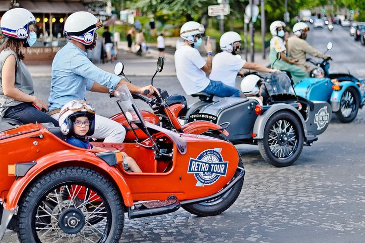 Esclusivo tour vintage di un'intera giornata a Parigi e Versailles su un sidecar