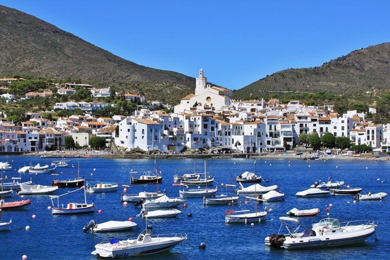 Tour privato del Museo Dalì, Figueres e Cadaques con prelievo in hotel — 9