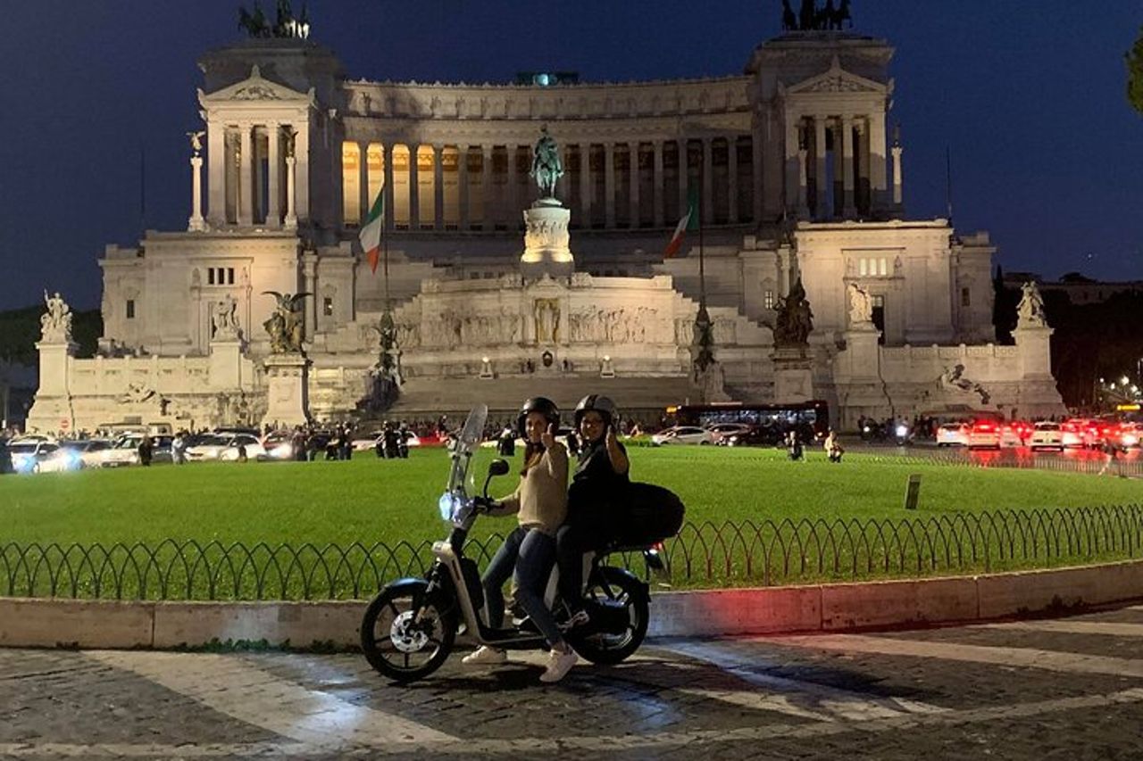 Tour Roma By Night e Pizza in E-scooter di alta qualità! — 2