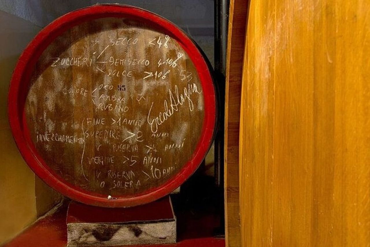 Visita alla cantina storica con degustazione di cibo e vino a Marsala — 2