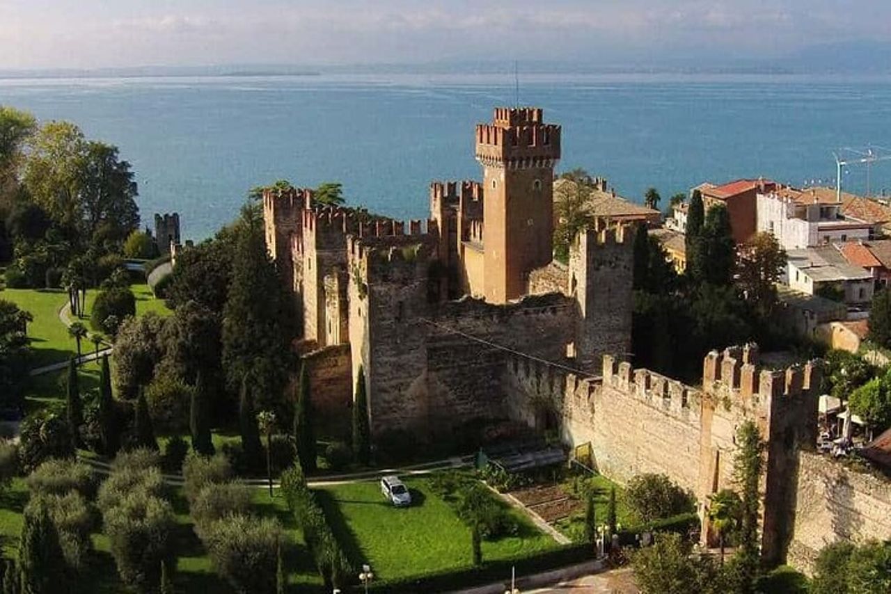 Tour in barca dei castelli con degustazione di vino Bardolino e stuzzichini — 7