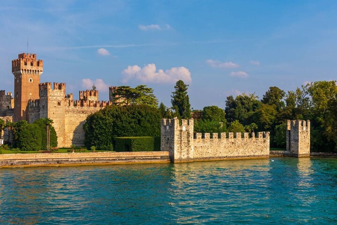 Tour in barca dei castelli con degustazione di vino Bardolino e stuzzichini — 6