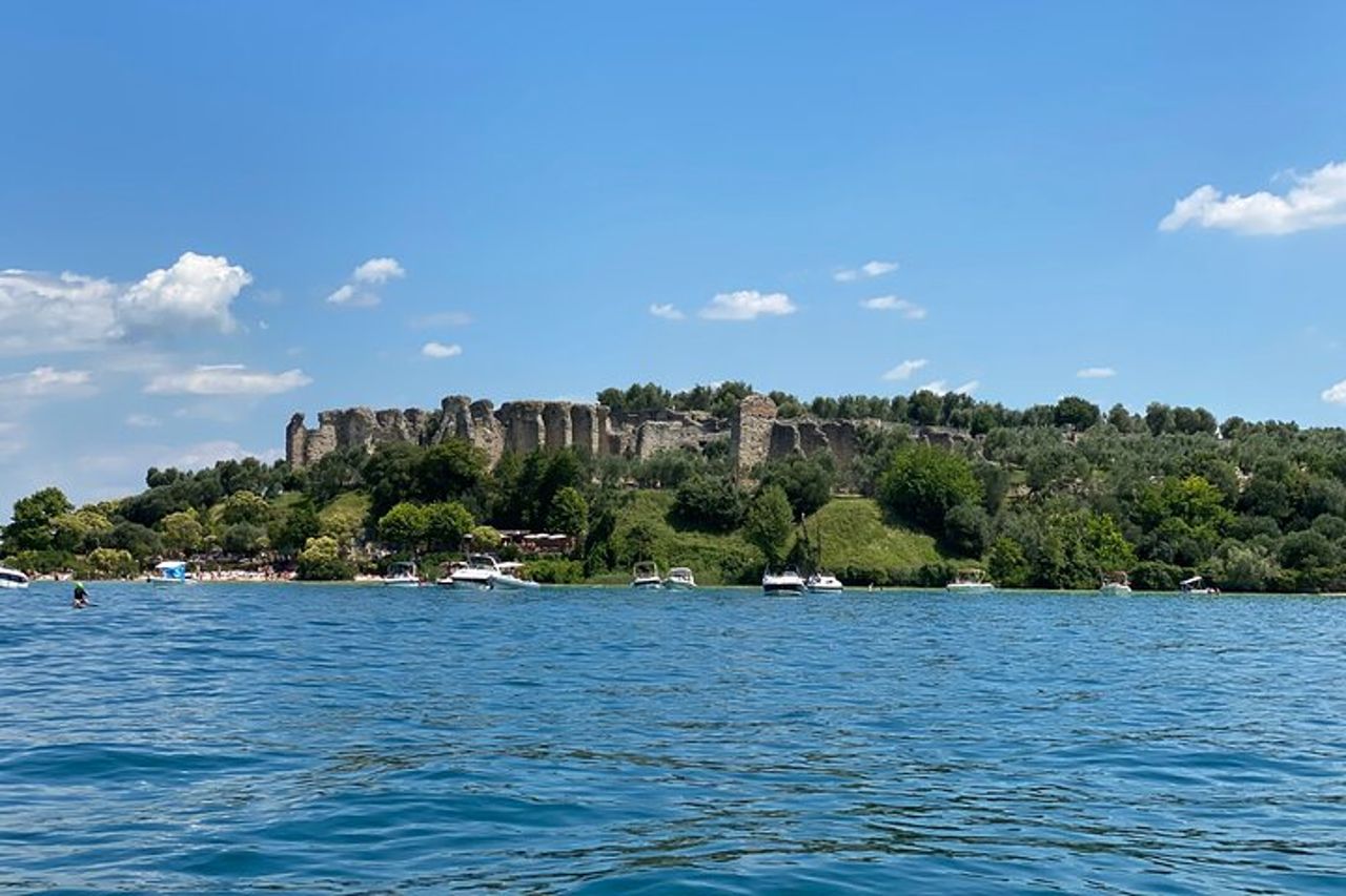 Tour in barca dei castelli con degustazione di vino Bardolino e stuzzichini — 4