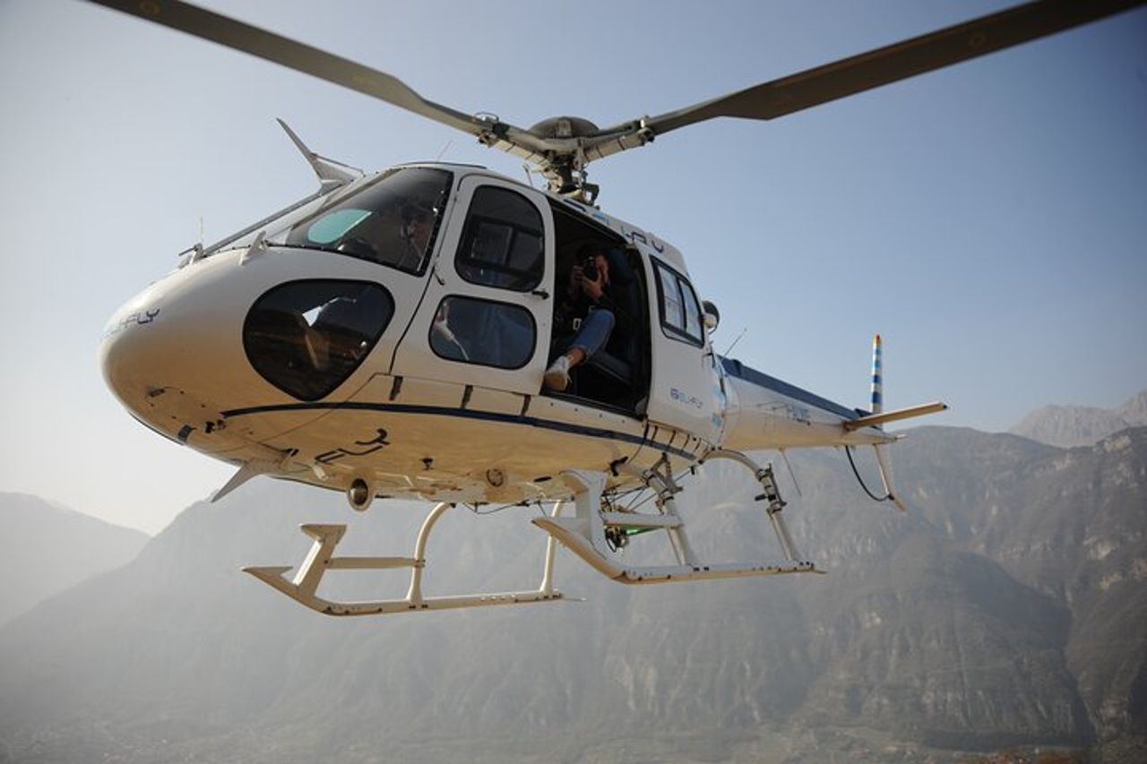 Volo in elicottero sopra Milano e le montagne d'Italia — 3