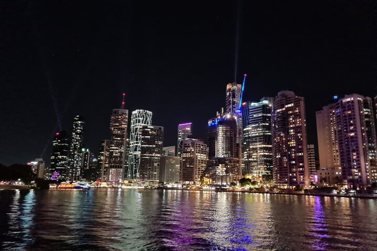 Crociera alle luci della città al tramonto: 17.30 o 18 *stagionale (90min)