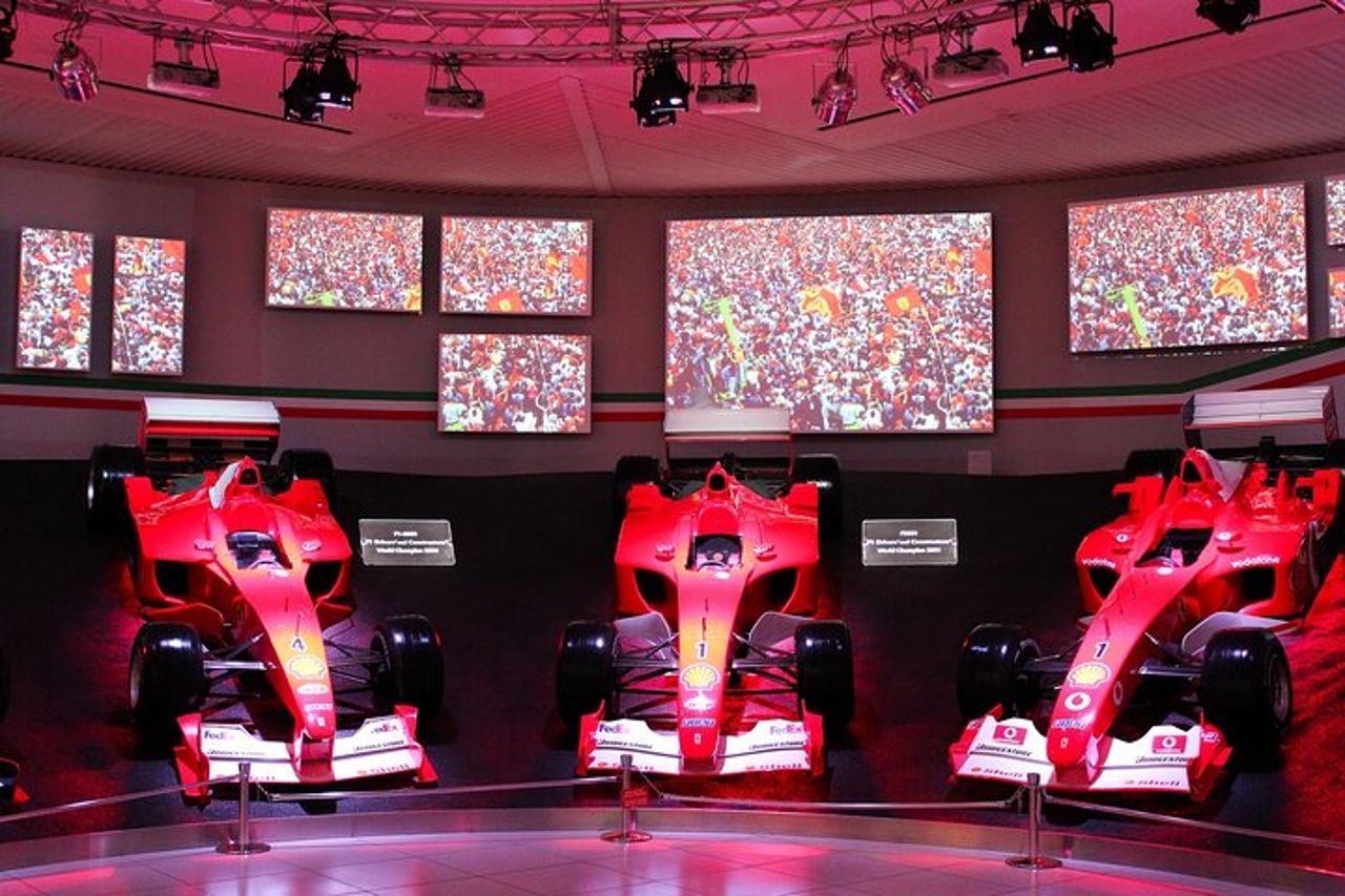 Tour privato a Maranello e Bologna con ingresso al Museo Ferrari — 7