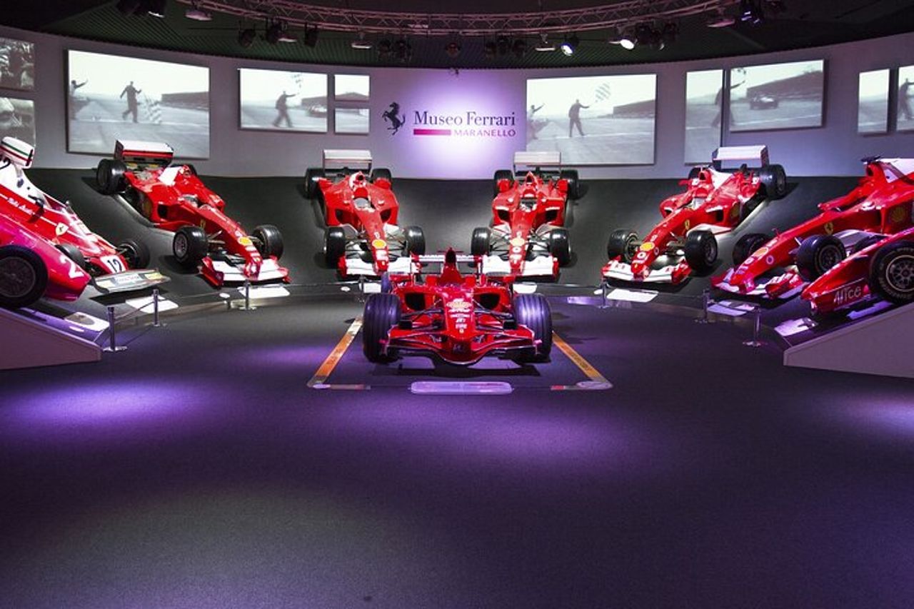Tour privato a Maranello e Bologna con ingresso al Museo Ferrari — 3