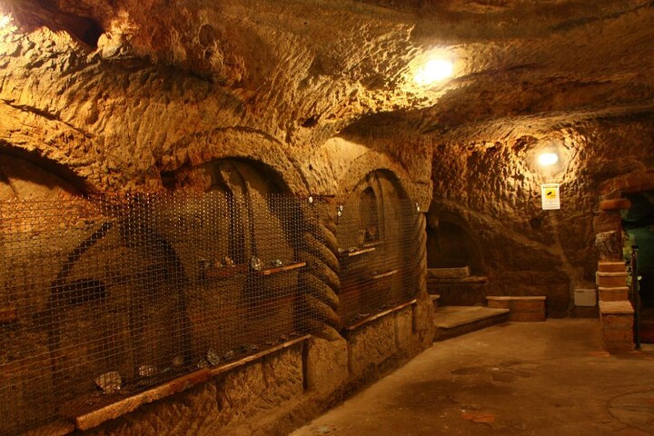 Aperitivo nelle famose grotte sotterranee di Orvieto — 6