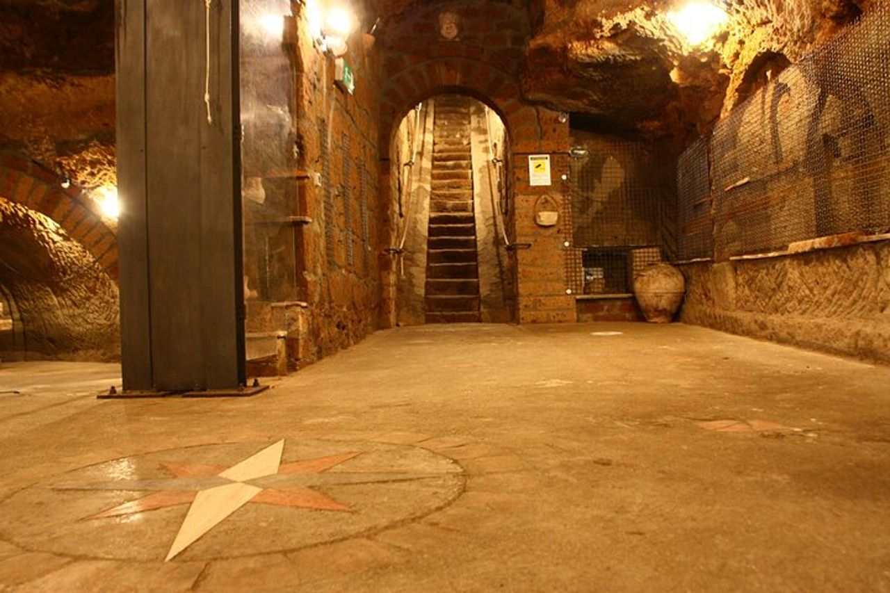 Aperitivo nelle famose grotte sotterranee di Orvieto — 7