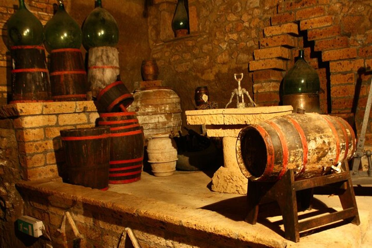 Aperitivo nelle famose grotte sotterranee di Orvieto — 8