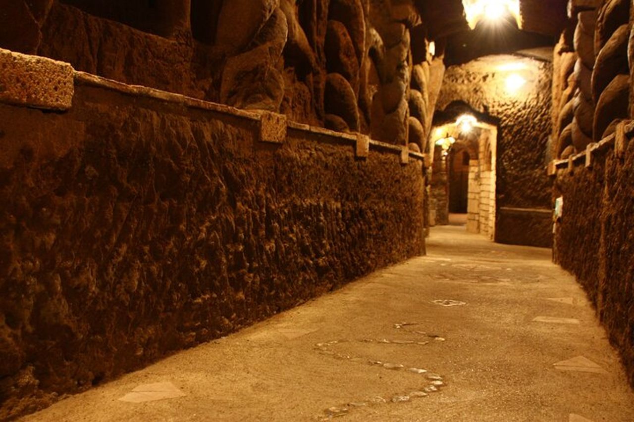 Aperitivo nelle famose grotte sotterranee di Orvieto — 9