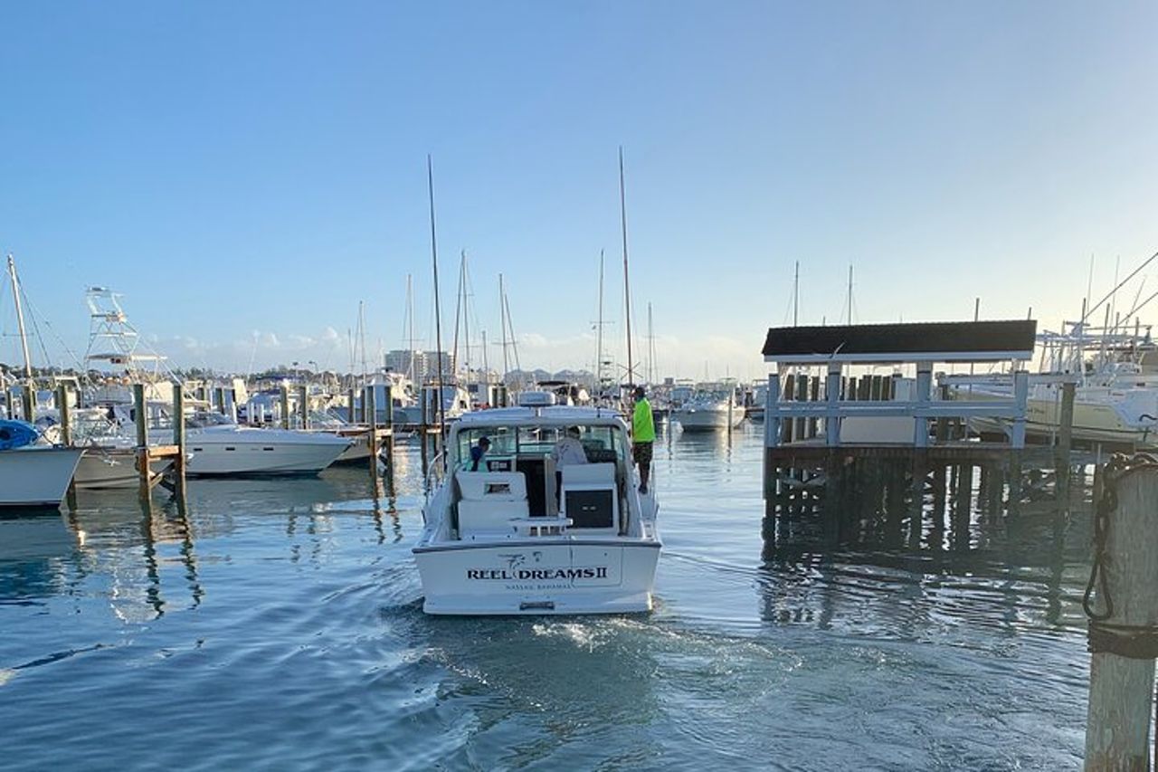 4 ore 38ft Reel Dreams Charter privato a Nassau — 4