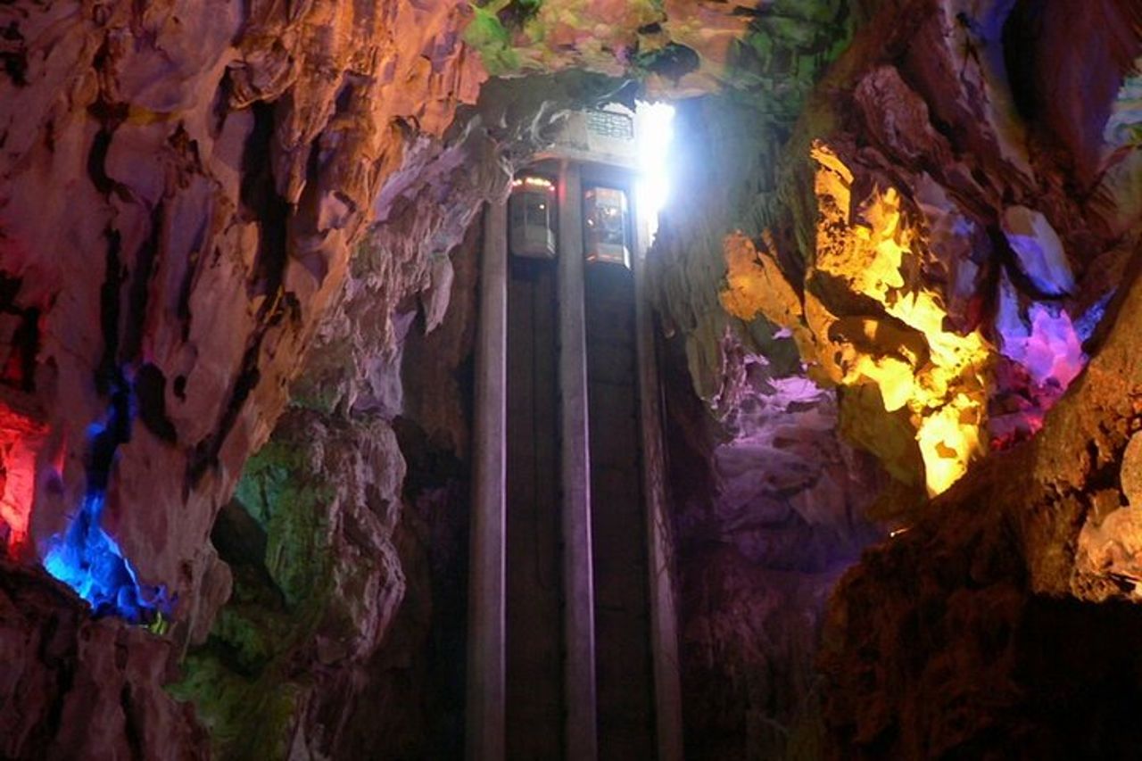 Tour privato: villaggio di Daxu e grotta della corona lungo il fiume Li — 6