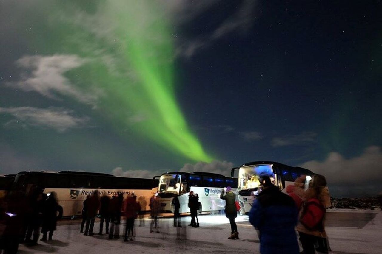 Tour guidato in autobus dell'aurora boreale da Reykjavik — 3